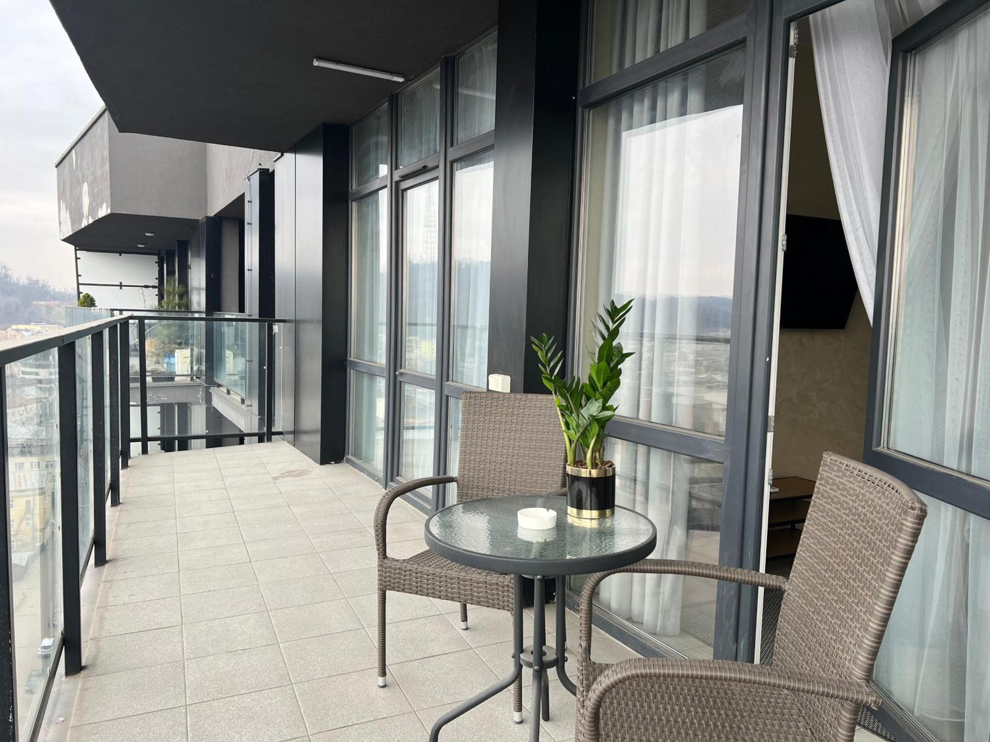 Apartments Vip Avalon Leopoli Esterno foto